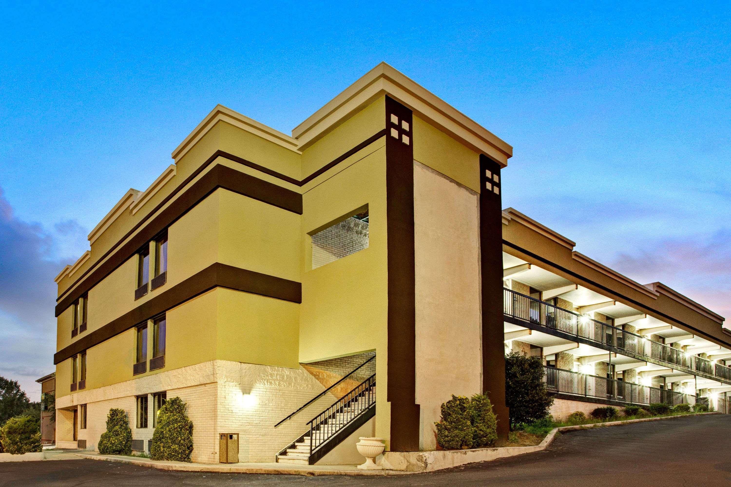 Motel Super 8 Downtown Raleigh Esterno foto